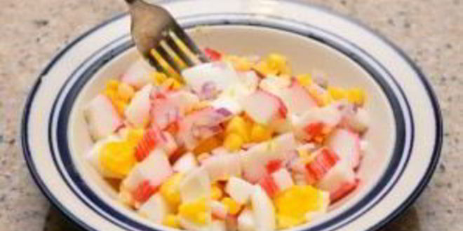 Рецепт салата с крабовым мясом и кукурузой