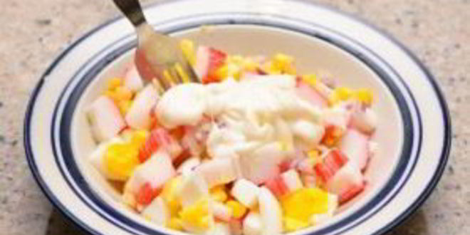 Рецепт салата с крабовым мясом и кукурузой