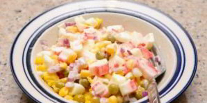 Рецепт салата с крабовым мясом и кукурузой