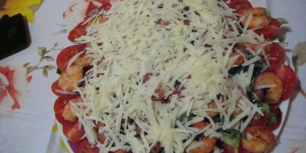 Как приготовить салат с креветками и рукколой