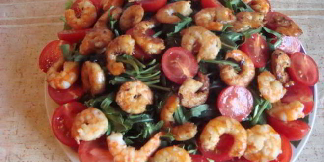 Рецепт салата с креветками и рукколой