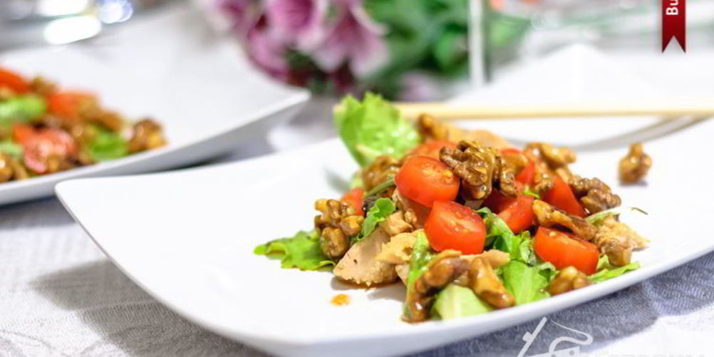 Как приготовить салат с курицей и глазированными грецкими орехами