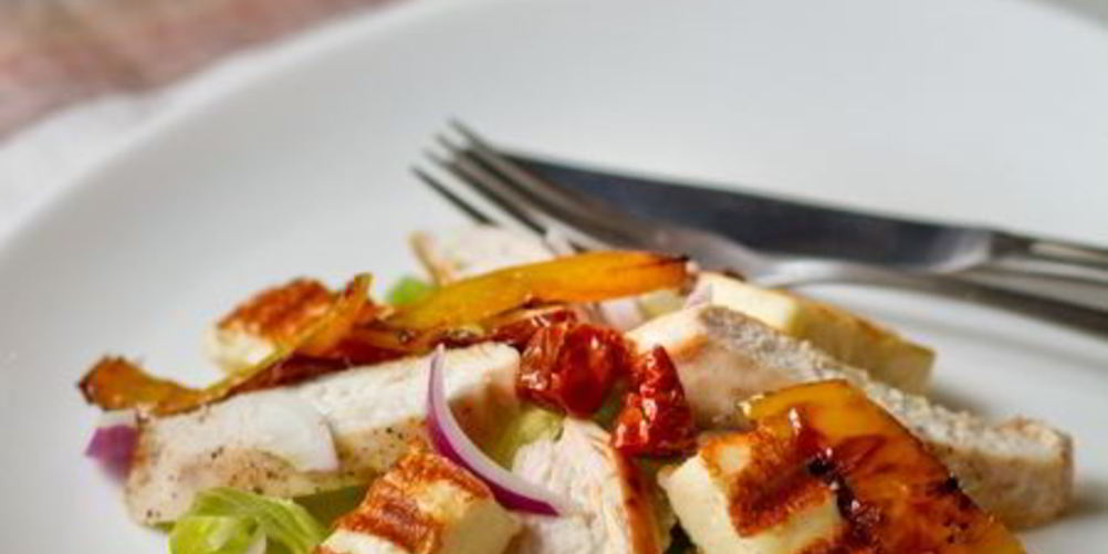 Как приготовить салат с курицей, вялеными томатами и жареным сыром