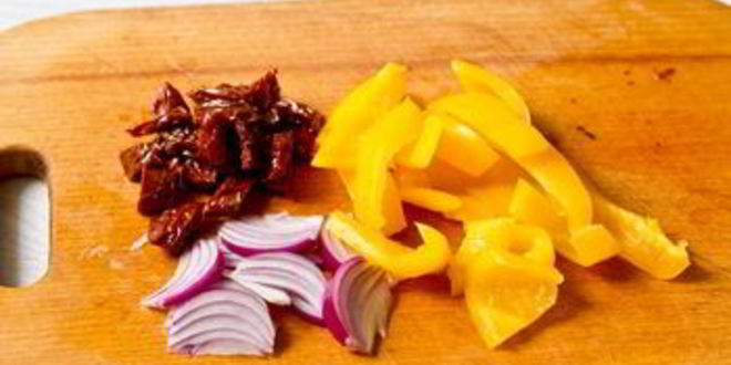 Рецепт салата с курицей, вялеными томатами и жареным сыром