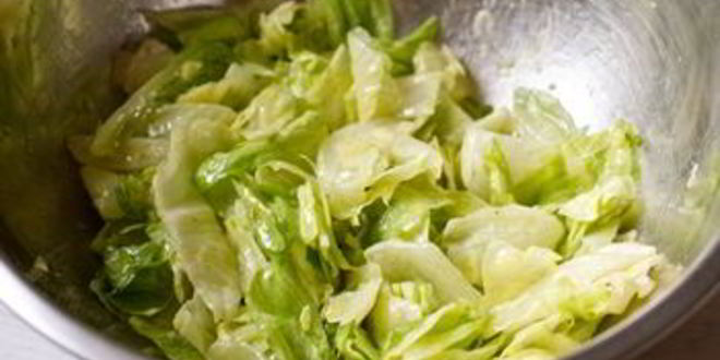 Рецепт салата с курицей, вялеными томатами и жареным сыром