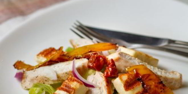 Рецепт салата с курицей, вялеными томатами и жареным сыром