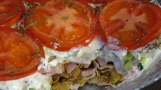 Рецепт Салата с огурцами, помидорами и кукурузными хлопьями Радуга