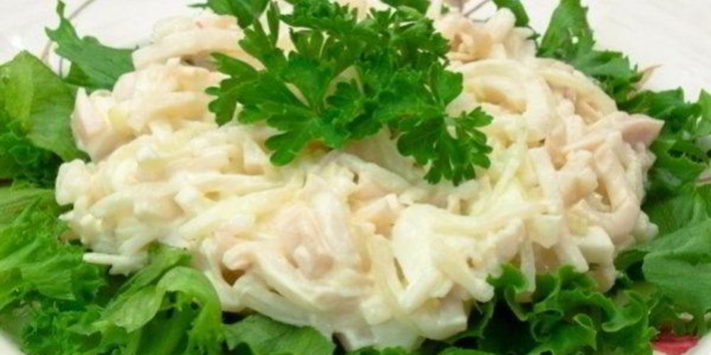Как приготовить салат с отварными кальмарами