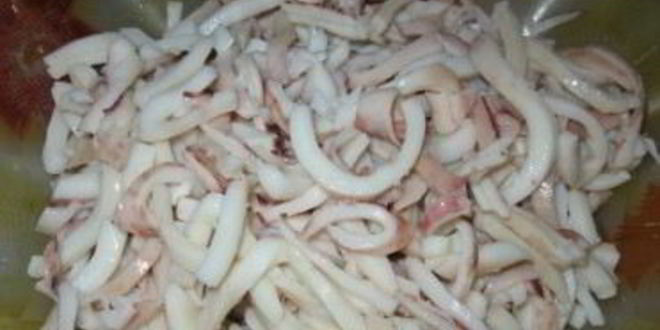 Рецепт салата с отварными кальмарами