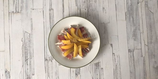 Рецепт салата с персиками