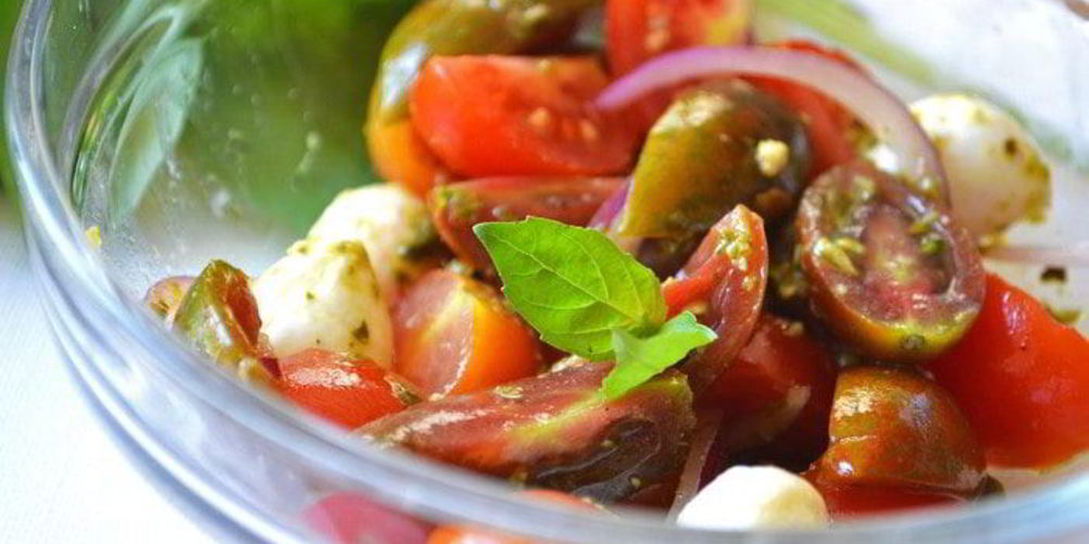 Как приготовить салат с помидорами черри, моцареллой и соусом песто