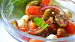 Рецепт Салата с помидорами черри, моцареллой и соусом песто