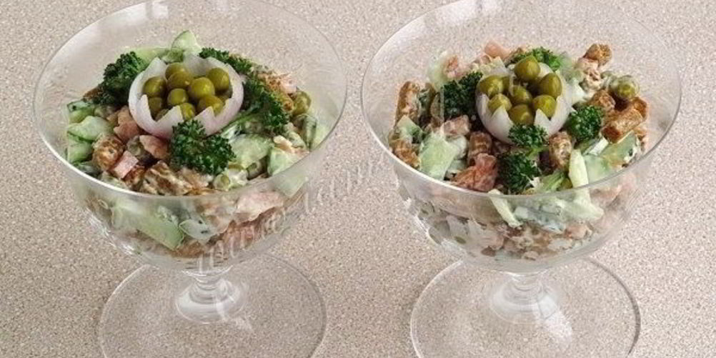 Как приготовить салат с сухариками и копченой колбасой