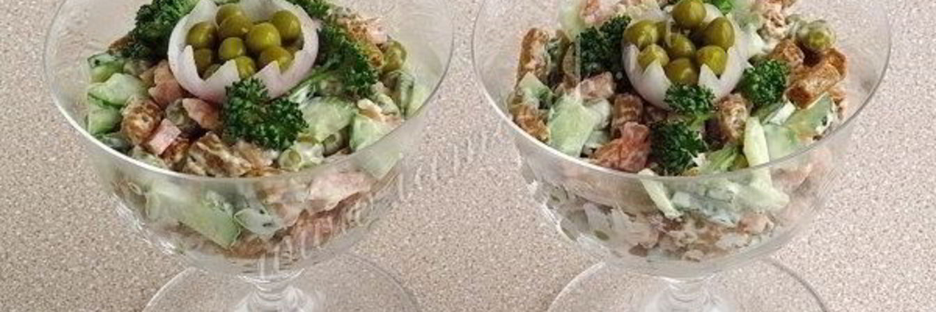 Рецепт Салата с сухариками и копченой колбасой