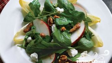 Рецепт Салата с яблоками, орехами и эндивием