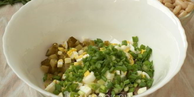 Рецепт салата с языком, фасолью и яйцом