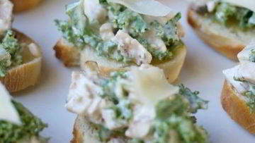 Рецепт Брускетты с салатом Цезарь