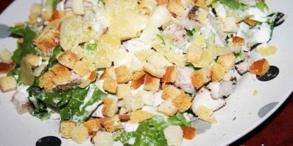 Как приготовить хрустящий салат с индейкой и сухариками лжецезарь
