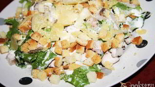 Рецепт Хрустящего салата с индейкой и сухариками Лжецезарь