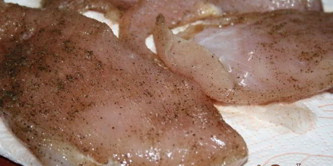 Рецепт хрустящего салата с индейкой и сухариками лжецезарь