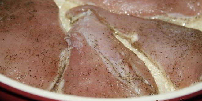 Рецепт хрустящего салата с индейкой и сухариками лжецезарь