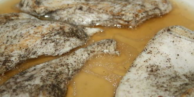 Рецепт хрустящего салата с индейкой и сухариками лжецезарь