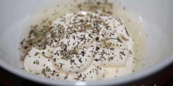 Рецепт хрустящего салата с индейкой и сухариками лжецезарь