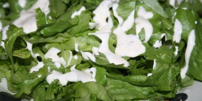 Рецепт хрустящего салата с индейкой и сухариками лжецезарь