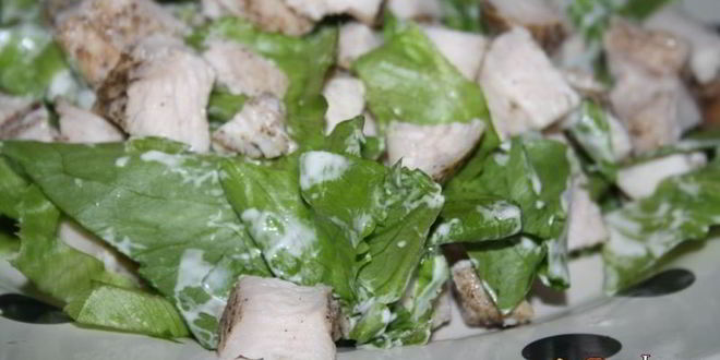 Рецепт хрустящего салата с индейкой и сухариками лжецезарь