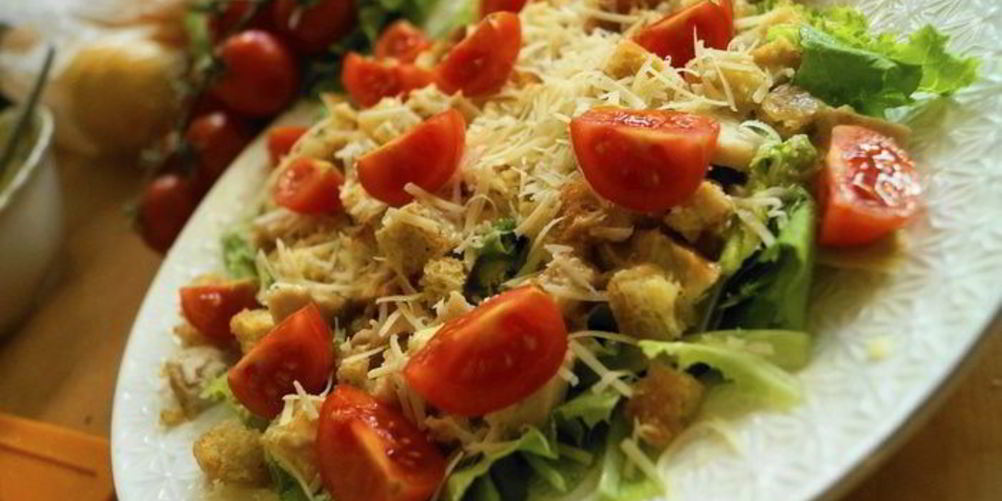 Как приготовить классический салат цезарь с одноименным соусом