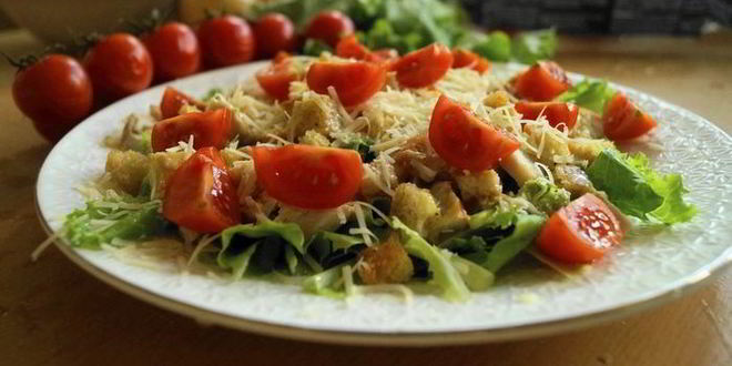 Рецепт классического салата цезарь с одноименным соусом