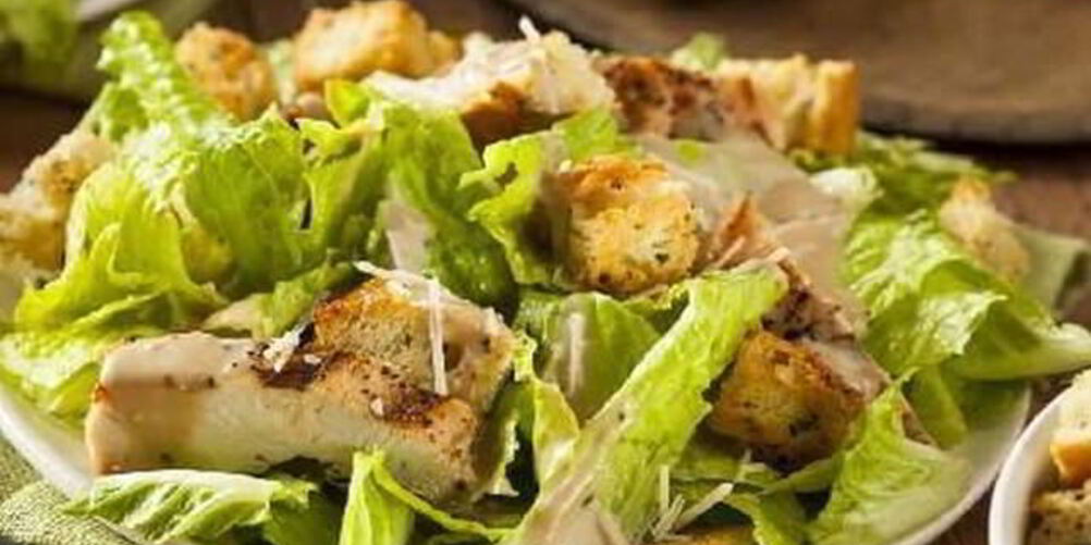Как приготовить салат цезарь с нежной курочкой
