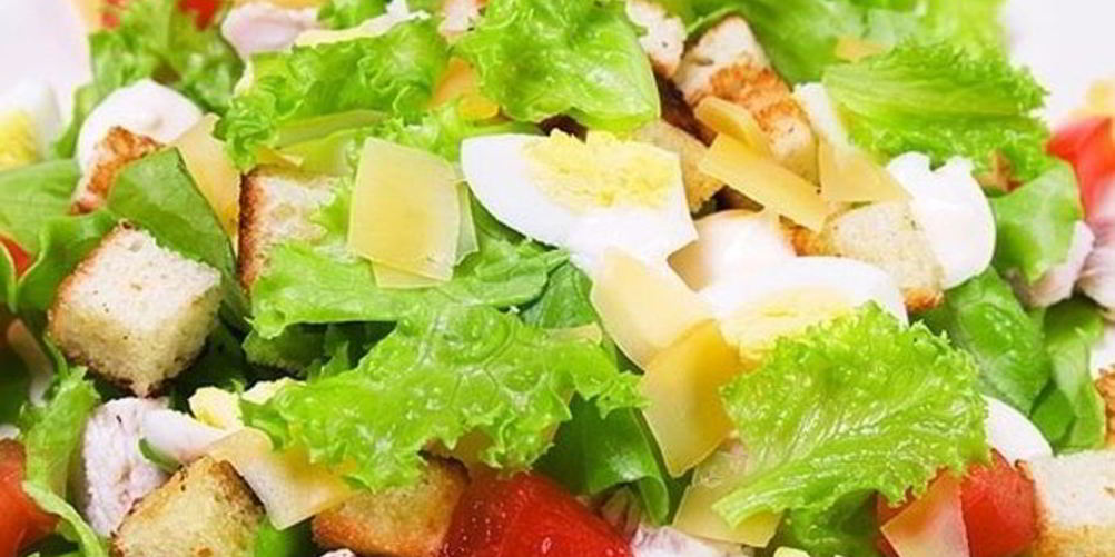 Как приготовить салат цезарь с ананасами