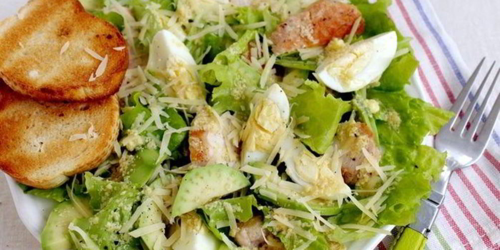 Как приготовить салат цезарь с авокадо