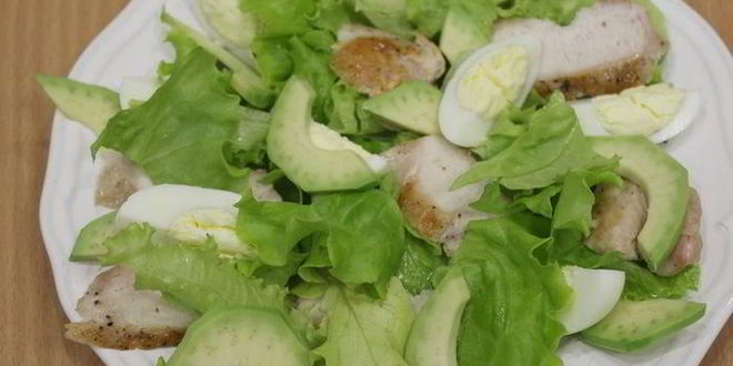 Рецепт салата цезарь с авокадо