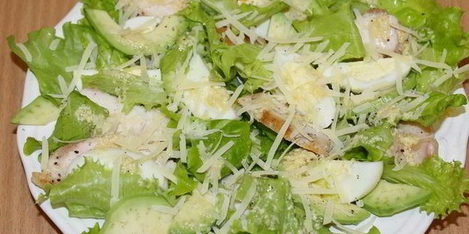 Рецепт салата цезарь с авокадо