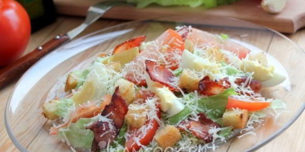 Как приготовить салат цезарь с беконом