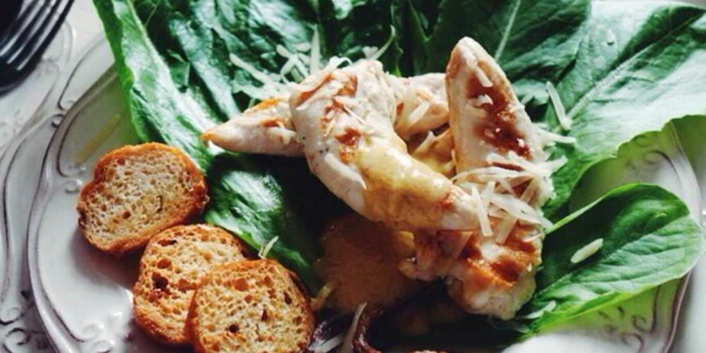 Как приготовить салат цезарь с чесночными гренками и салатом ромэн