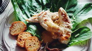 Рецепт Салата Цезарь с чесночными гренками и салатом ромэн