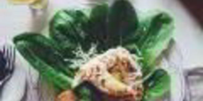 Рецепт салата цезарь с чесночными гренками и салатом ромэн