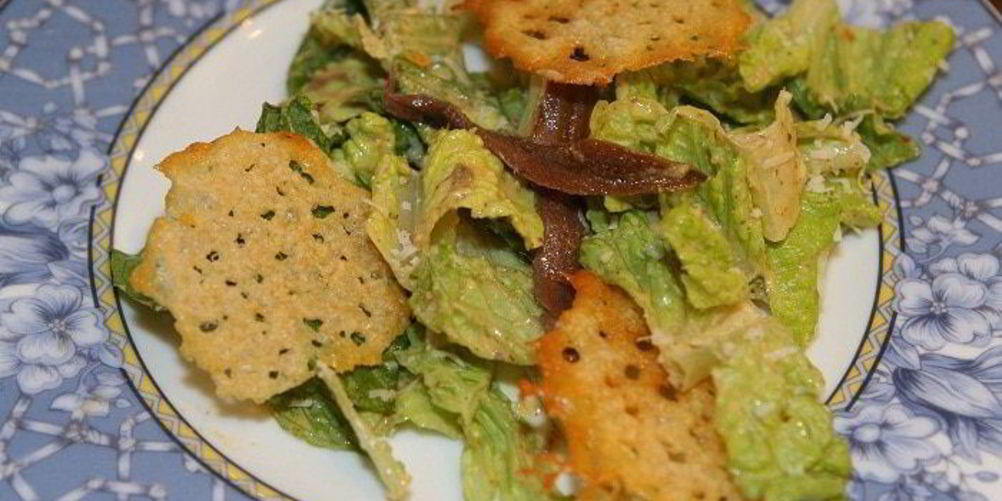 Как приготовить салат цезарь с чипсами из пармезана