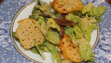Рецепт Салата Цезарь с чипсами из пармезана