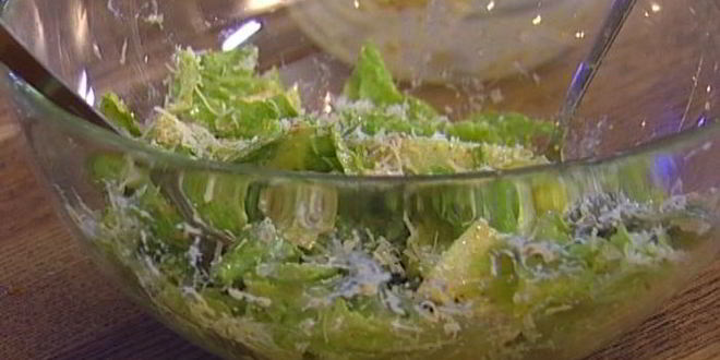 Рецепт салата цезарь с чипсами из пармезана