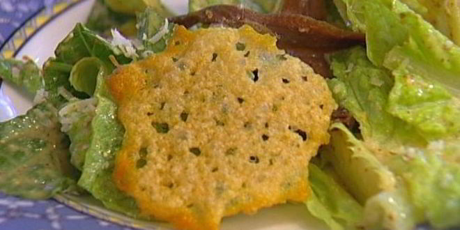 Рецепт салата цезарь с чипсами из пармезана