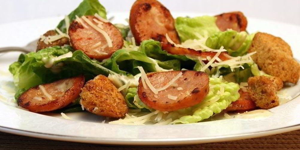 Как приготовить салат цезарь с колбасой