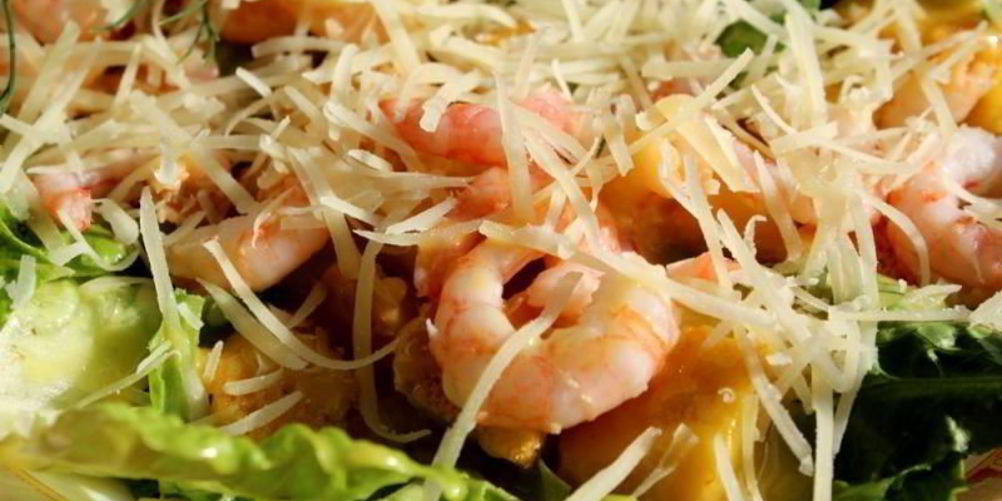 Как приготовить салат цезарь с креветками без майонеза