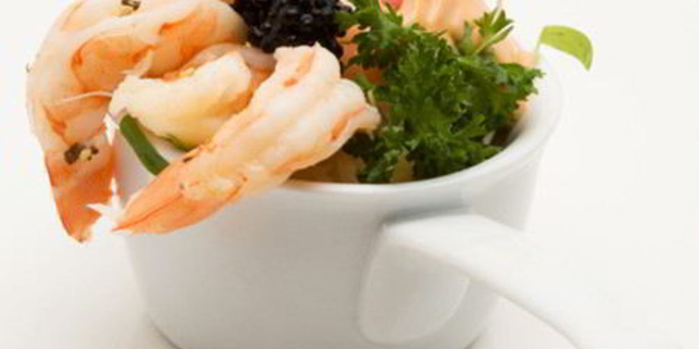 Как приготовить салат цезарь с креветками и икрой