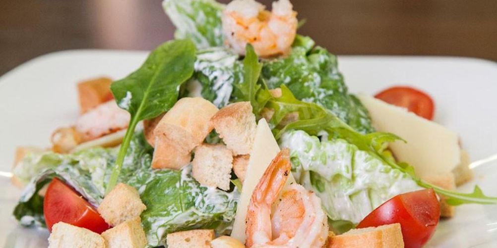 Как приготовить салат цезарь с креветками с майонезом