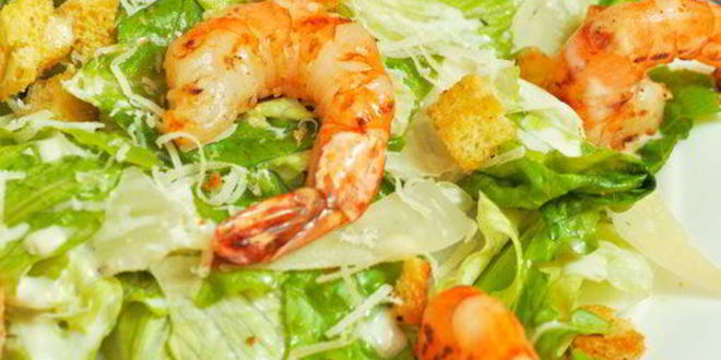 Рецепт салата цезарь с креветками