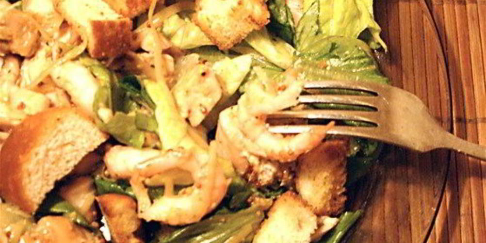 Как приготовить салат цезарь с курицей, горчицей и креветками